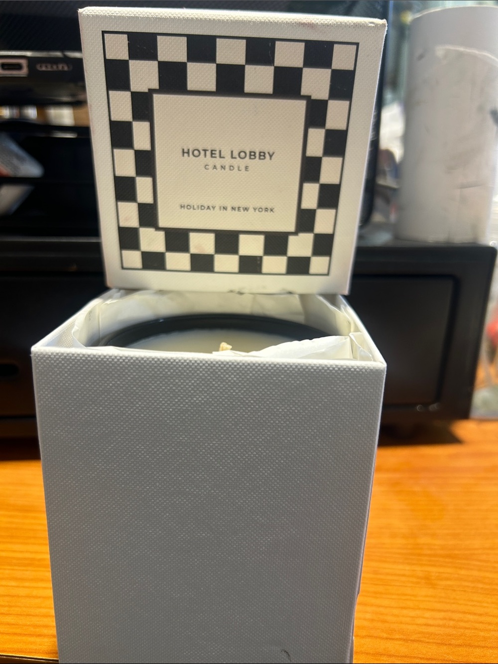 Hotel Lobby Holiday in New York Scented Candle - White and Black